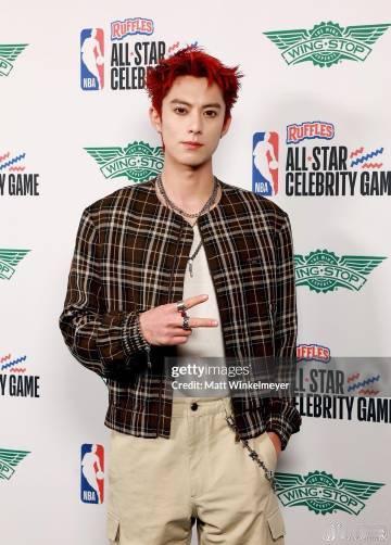 王鹤棣中国红发型全明星赛场上的中国红 王鹤棣的中国红发型太有范儿了！赛场上他活力