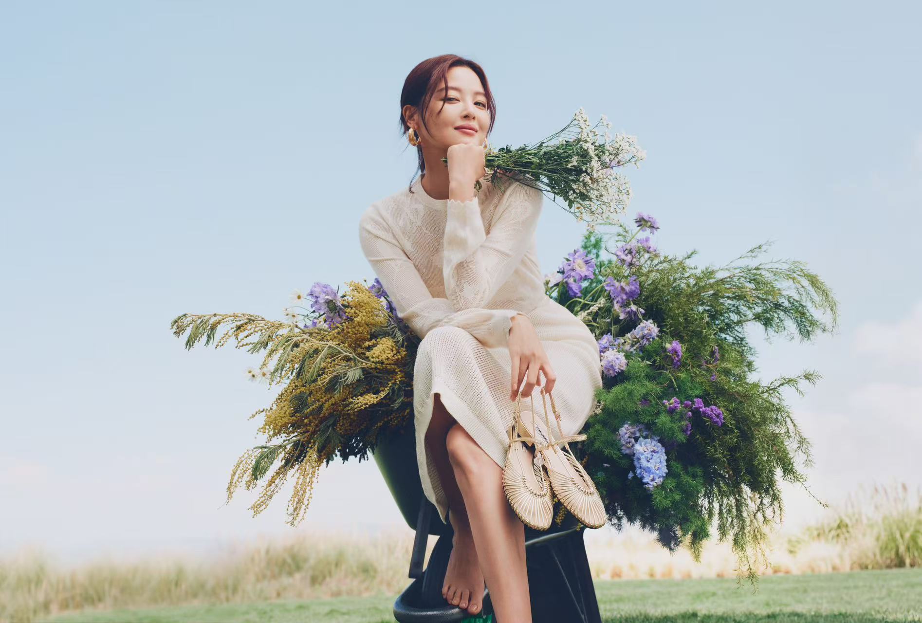 辛芷蕾像春日明媚的花速报！正式官宣品牌代言人辛芷蕾啦📣这组春日大片真的美到失语