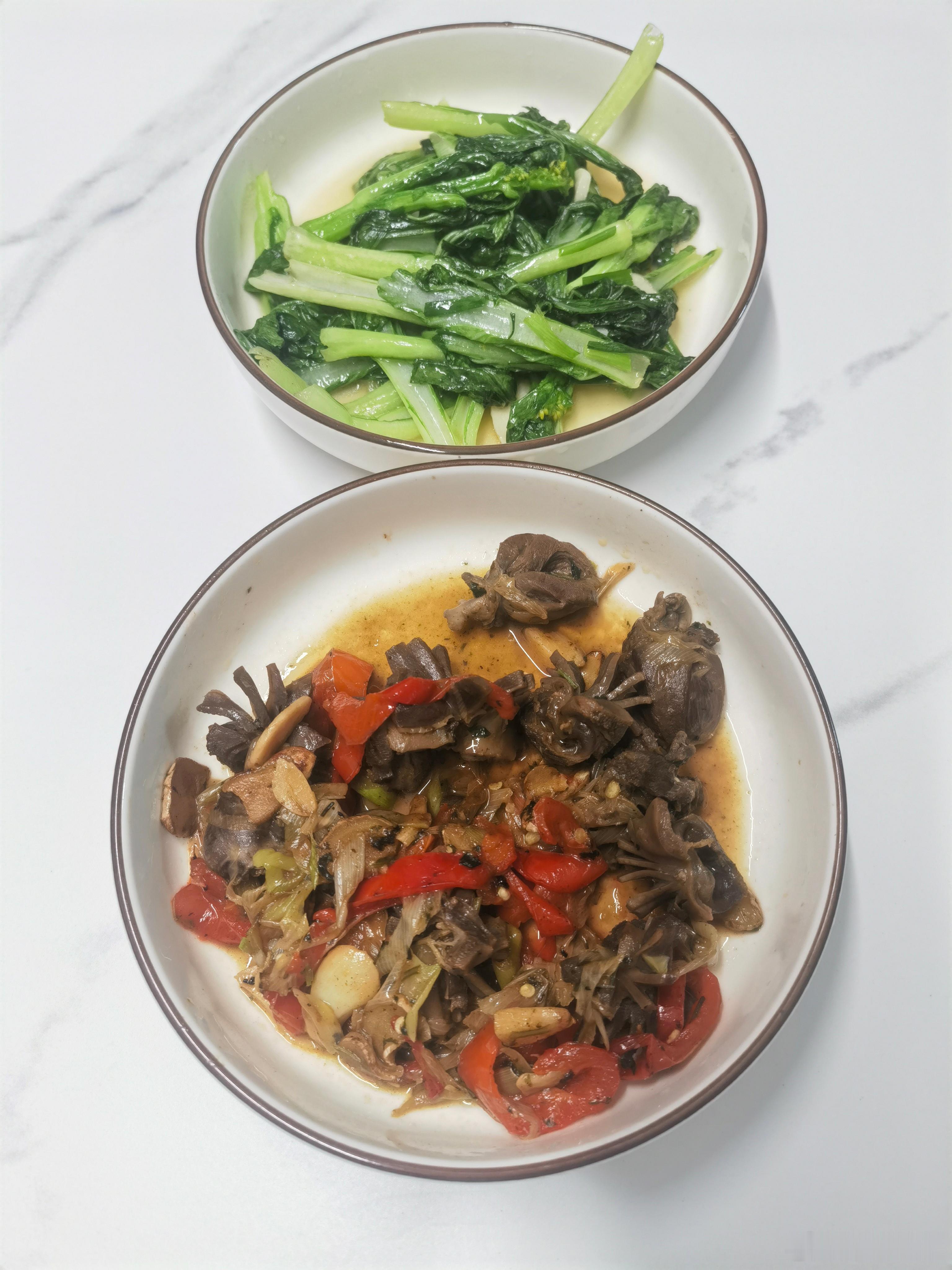 午餐：红辣椒炒鸭胗+清炒菜苔。美食可以治愈牛马的疲惫，加油💪 