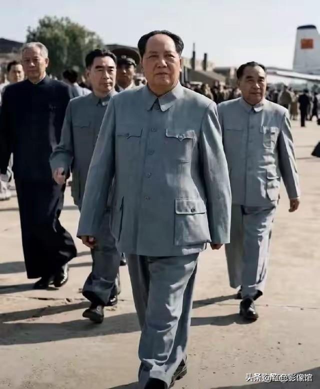 这张修复彩照拍摄于上世纪五十年代北京机场停机坪，画面里毛泽东、周恩来、朱德、刘少