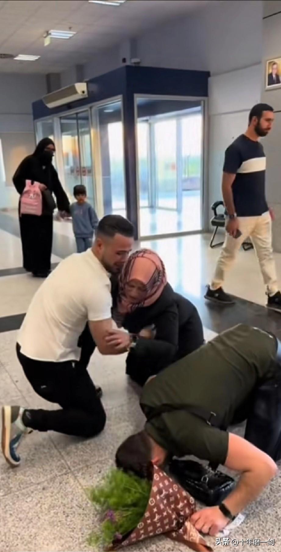 这种情景应该是父母从战火纷飞地区出来。老外一家人终于团聚，才会激动的泪流满面的拥