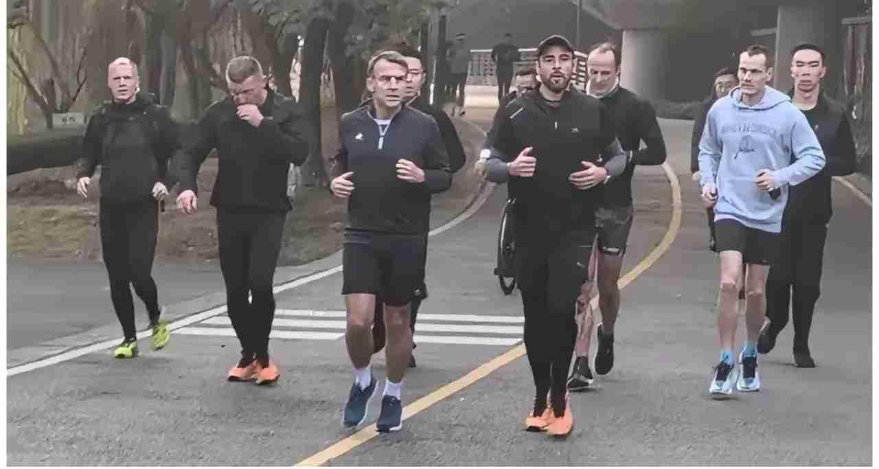 有没有发现，
这次马克龙夫妇来华访问，有点像度假?
马克龙晨跑，去四川大学，去动