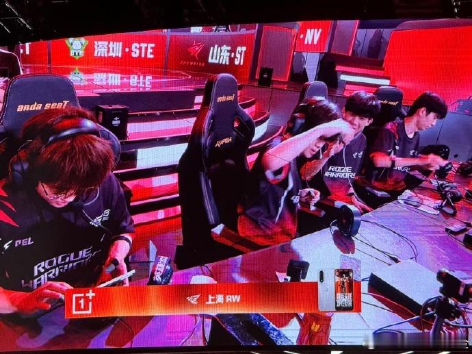 就这个RW吃鸡爽RW战队今天的表现可以说是无懈可击，完美的战术执行让他们笑到了最
