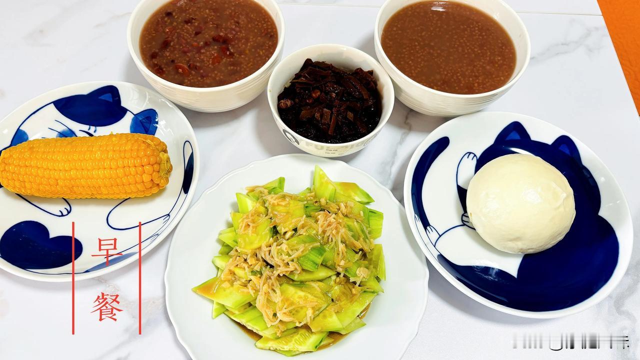 减脂早餐
杂粮粥（红豆，红芸豆，玉米碴子，糯米，大米，小米），香糯黄玉米，白馒头