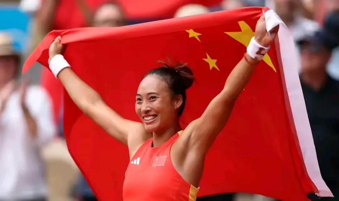 郑钦文采访时中英文无缝切换，丝滑自如，回答问题很真诚、得体。她说如果是别的比赛她