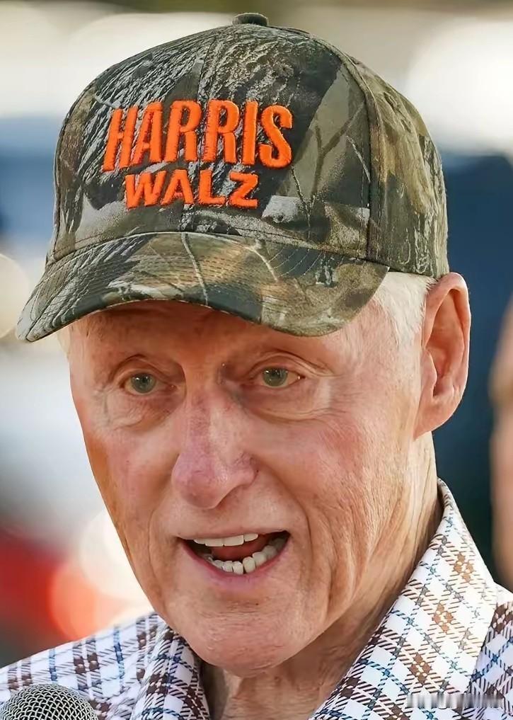 克林顿当年是多么的英俊潇洒，是多么的风流倜傥，但是经过岁月的打磨，整个人和年轻时