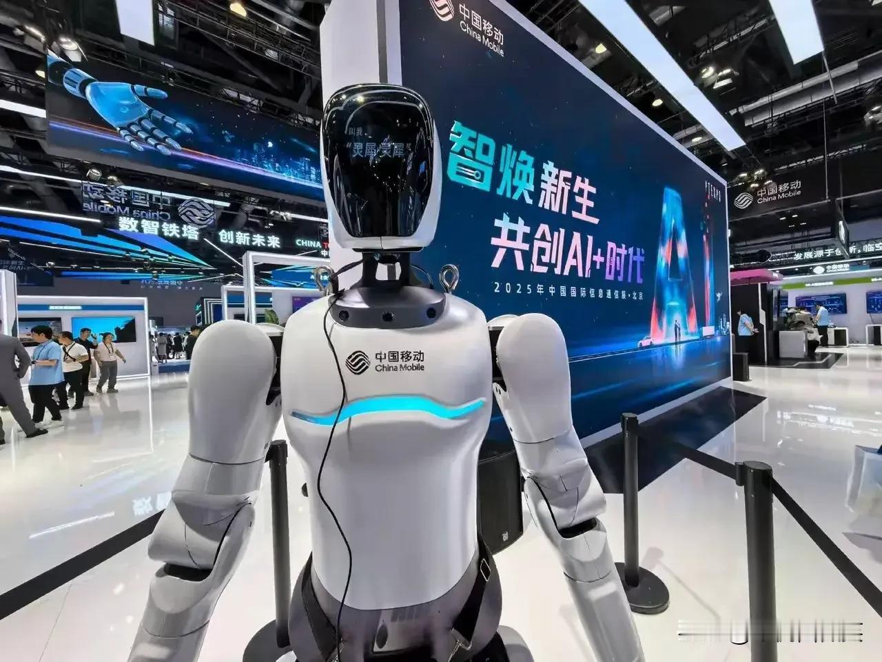 在职场当中，普通打工人借助移动云AI快速撰写周报、梳理工作思路、制作演示文稿，告
