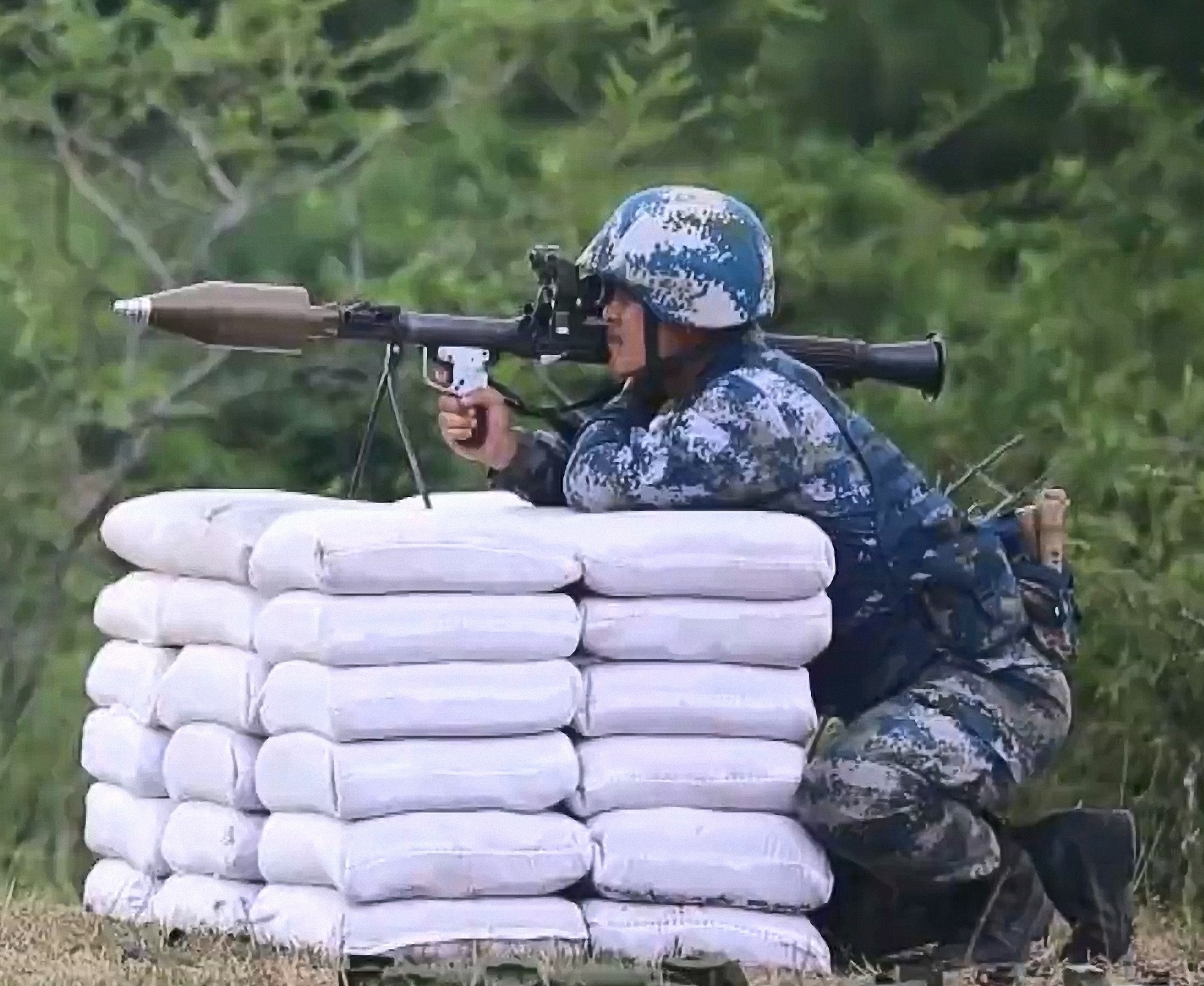 40火的DNY-14云爆弹，弹体表面的数字表明这发弹2015年生产，装填MX型云