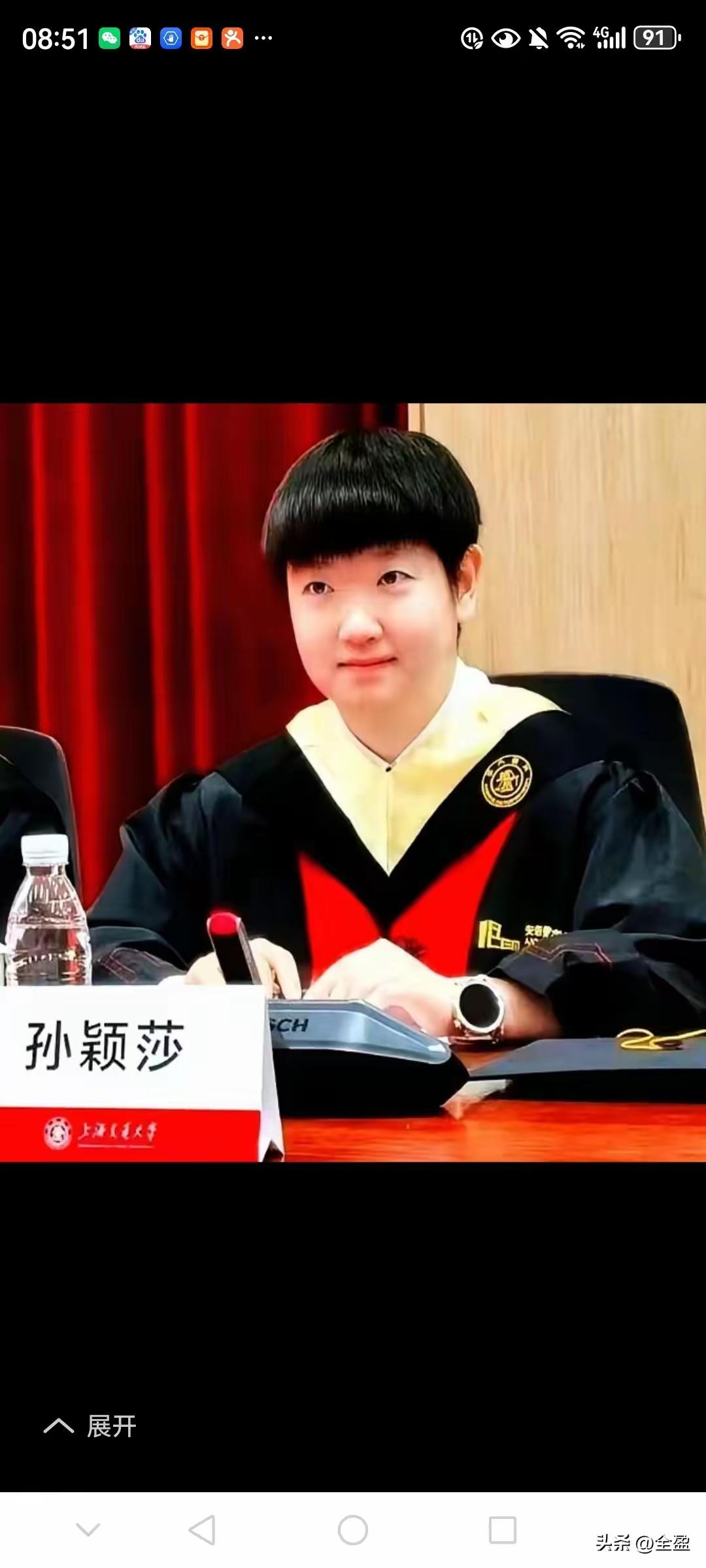 孙颖莎走进校园，来往的学子淡定从容，没有扎堆围观，简单一句问候、善意挥手，尽显分