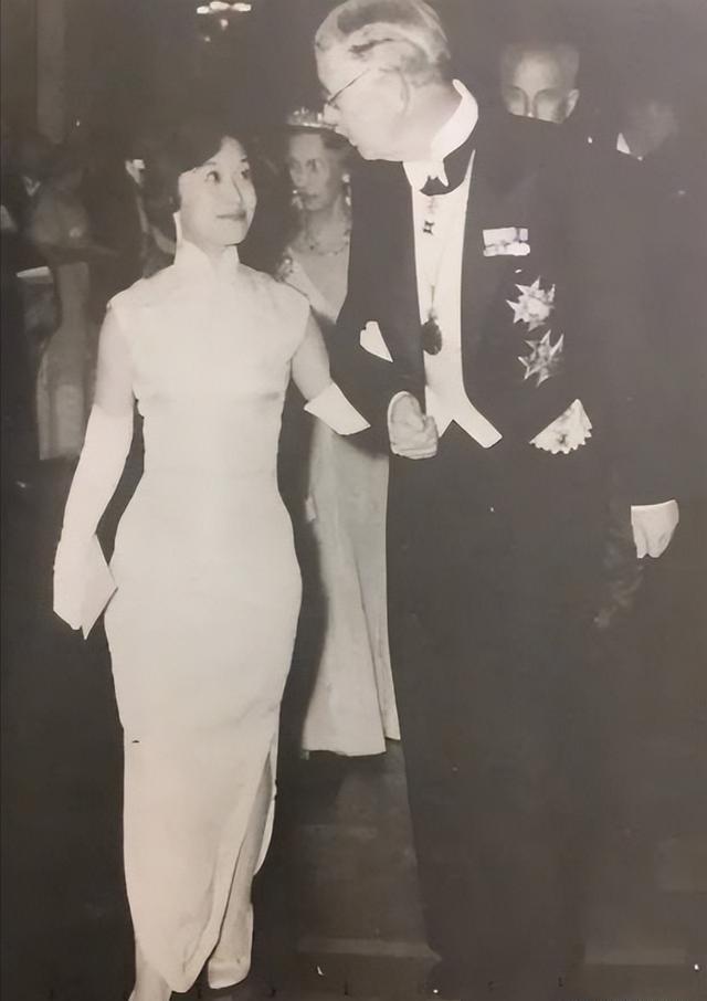 1949年，战火纷飞的年代，一张照片定格了杜致礼在纽约的静谧时光。

杜致礼，杜