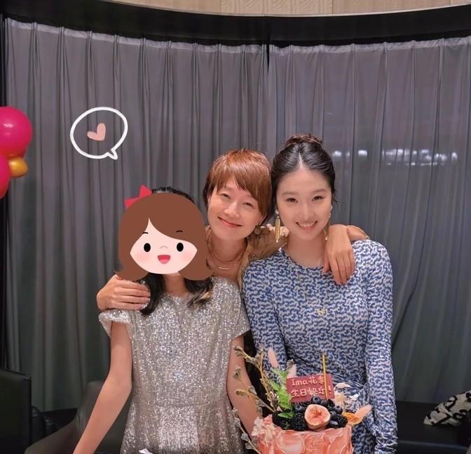 马伊琍和文章的大女儿现在16岁了，最近生日照一出，大家纷纷惊呼：这简直就是年轻版
