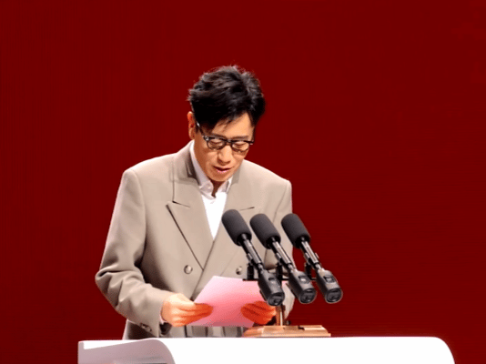 于和伟的演讲太有活人感了谁还没被学校那扇门打过脸啊？于和伟活人感发言天花板认证 