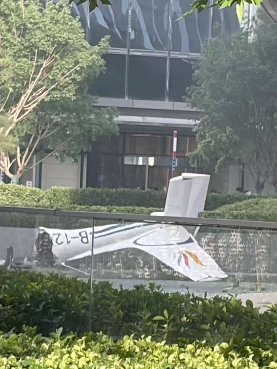 缺个德：美国人：你们这群没见过世面的样子。PS：不是说严控无人机就是给低空飞行让
