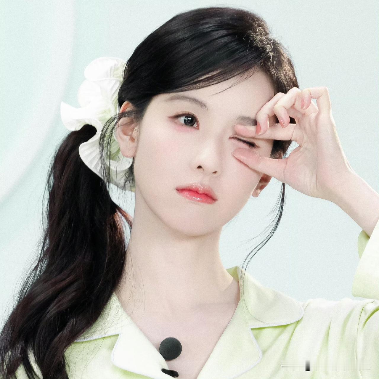 怎么会有人穿个睡衣都那么可爱啊🥺
一眼望去完全就是兔塑美女，主持人让她来了一个