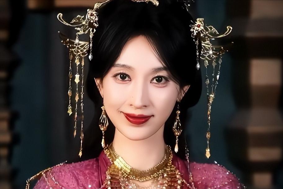 红衣鬼王的人间羁绊㊙️这组镜头，皆出自2026年古装奇幻大剧《白日提灯》。迪丽热