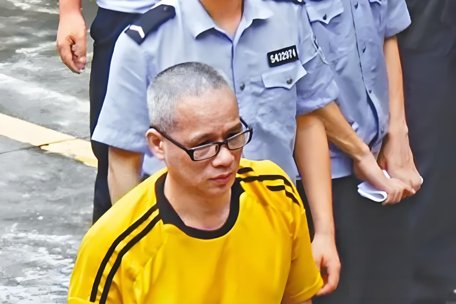 有一次，向华强的小儿子向佑到东莞太子酒店消遣，因嫌弃对方服务不好，与一...