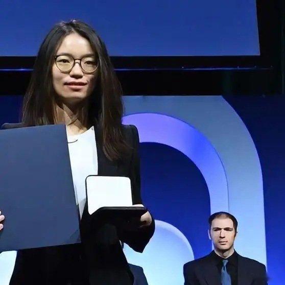 《法国把最高礼遇给了这个中国姑娘：总统打电话、部长站台、顶级研究所为她庆功》播放
