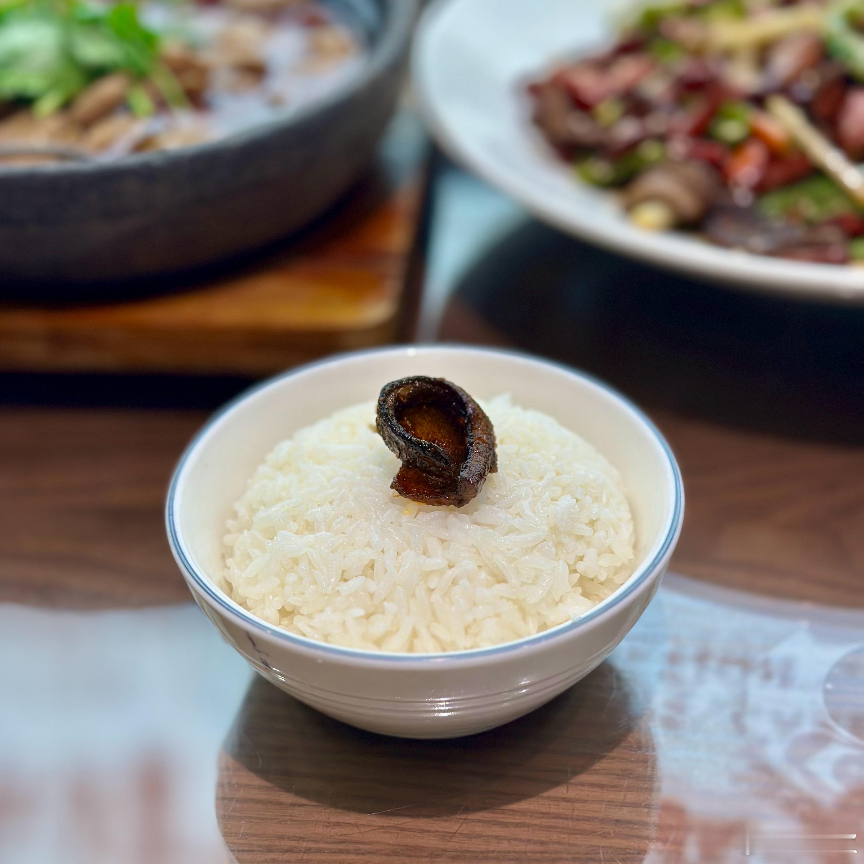 周末来绵阳玩，中午吃杨肥肠。这家店性价比很高。我们点了两个荤菜：净肥肠和干煸鳝鱼
