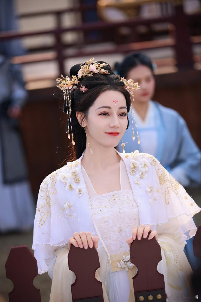 迪丽热巴甜妹版贺思慕   迪丽热巴解锁新年第一组花絮图 迪丽热巴在新年带来甜妹版