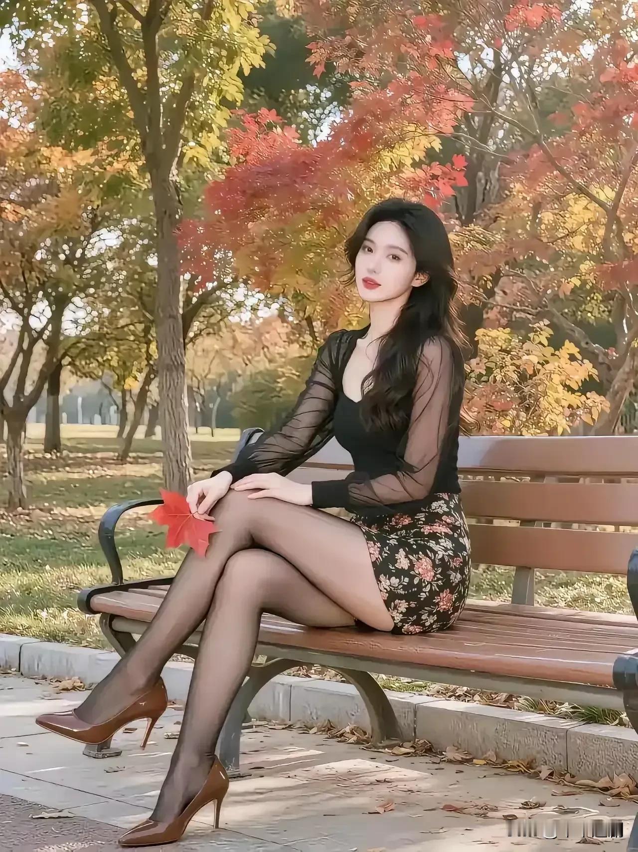 当秋日的风掠过枝头，将叶染成绯红与金黄，她于长椅上静享这一季的绚烂。黑纱上衣的朦