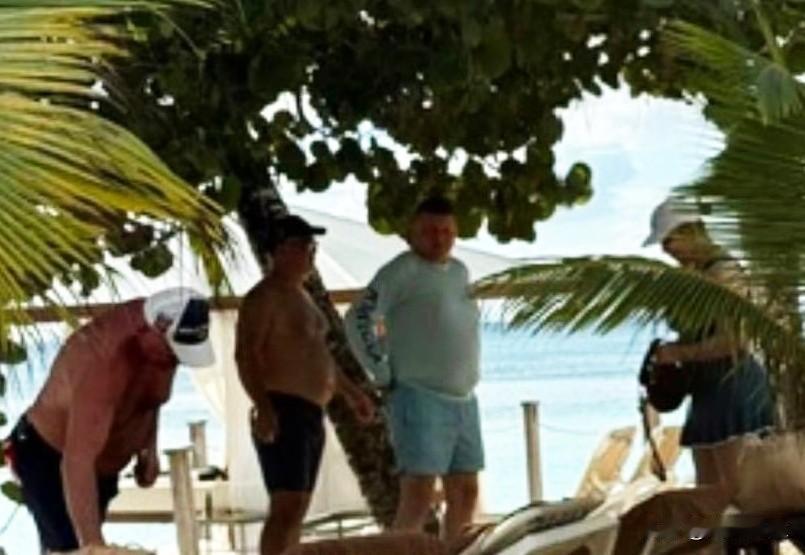 乌克兰武装部队前总司令、现驻英国大使扎卢日内在多米尼加共和国度假，滋润得很！他不