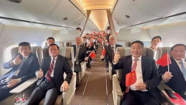 昨天C919首次载客商业飞行，前排登机乘客中包括：工信部部长、国家民航局局长，中