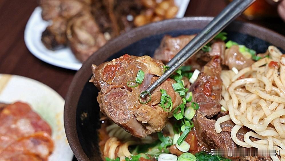 最典型的莫过于眷村菜。1949年后，随军民迁台的外省人将家乡味带进岛内，在食材有