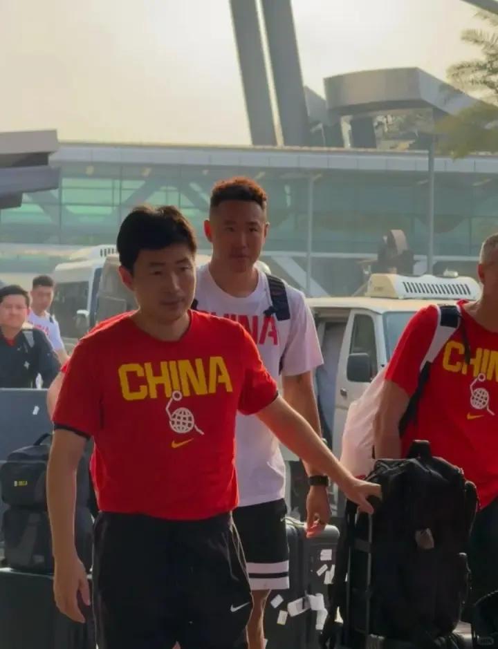 中国男篮最新消息：今天全队已抵达卡塔尔！有球迷晒出机场大合影。
   北京时间8