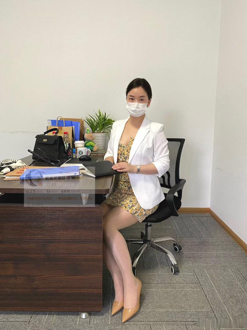 周四穿搭公式：白西装搭配碎花半裙➕裸色高跟👠气质穿搭  日常通勤穿搭西装穿搭