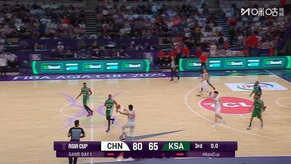 中国男篮vs沙特男篮三节打完，中国男篮手握15分优势进入比赛末节。 ​​​