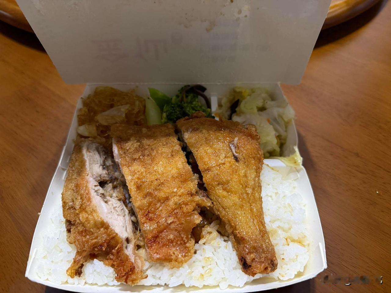 大陆同胞们猜猜这一份台湾便当（快餐盒饭）多少钱？

一个鸡腿，一点蔬菜，一碗饭，