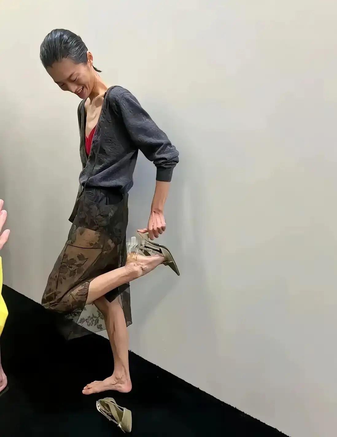 都瘦成排骨了，这样真的美吗[允悲] ​​​