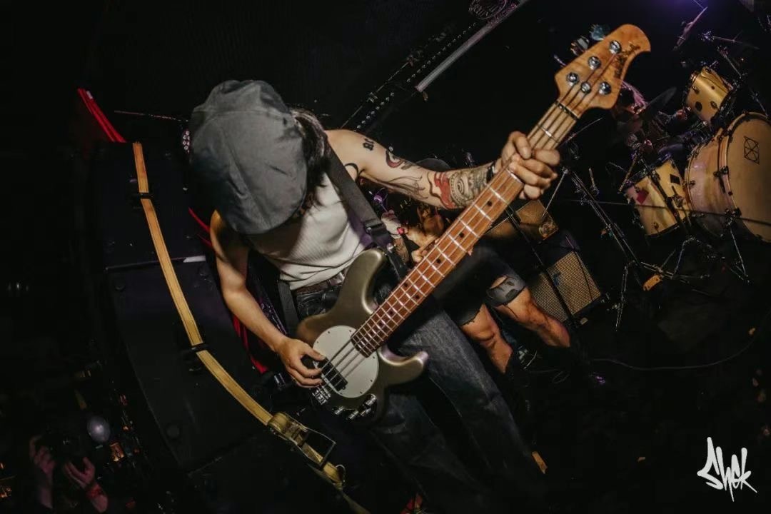 对无聊的体面 发起挑衅！🎸褪色女皇首张录音室专辑《猪笼入水》正式发布 | 巡演