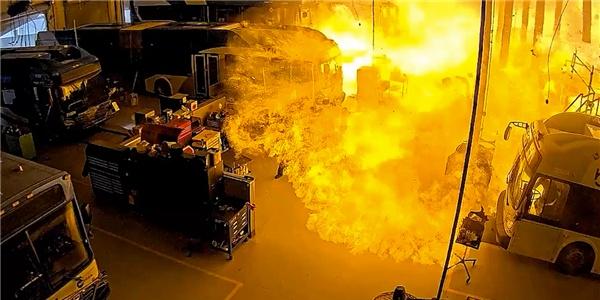 压缩天然气气瓶破裂，美国得州发生公交车爆炸起火事件，维修前要把CNG放光啊，这点