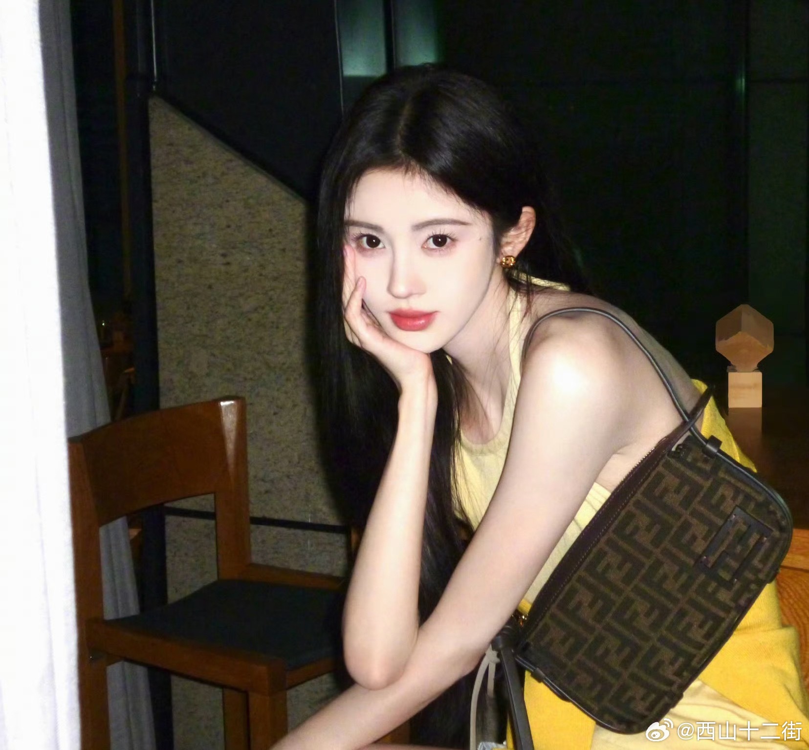 鞠婧祎在线了 按丝芭例举的收入明细，这条微博一发30W到账 