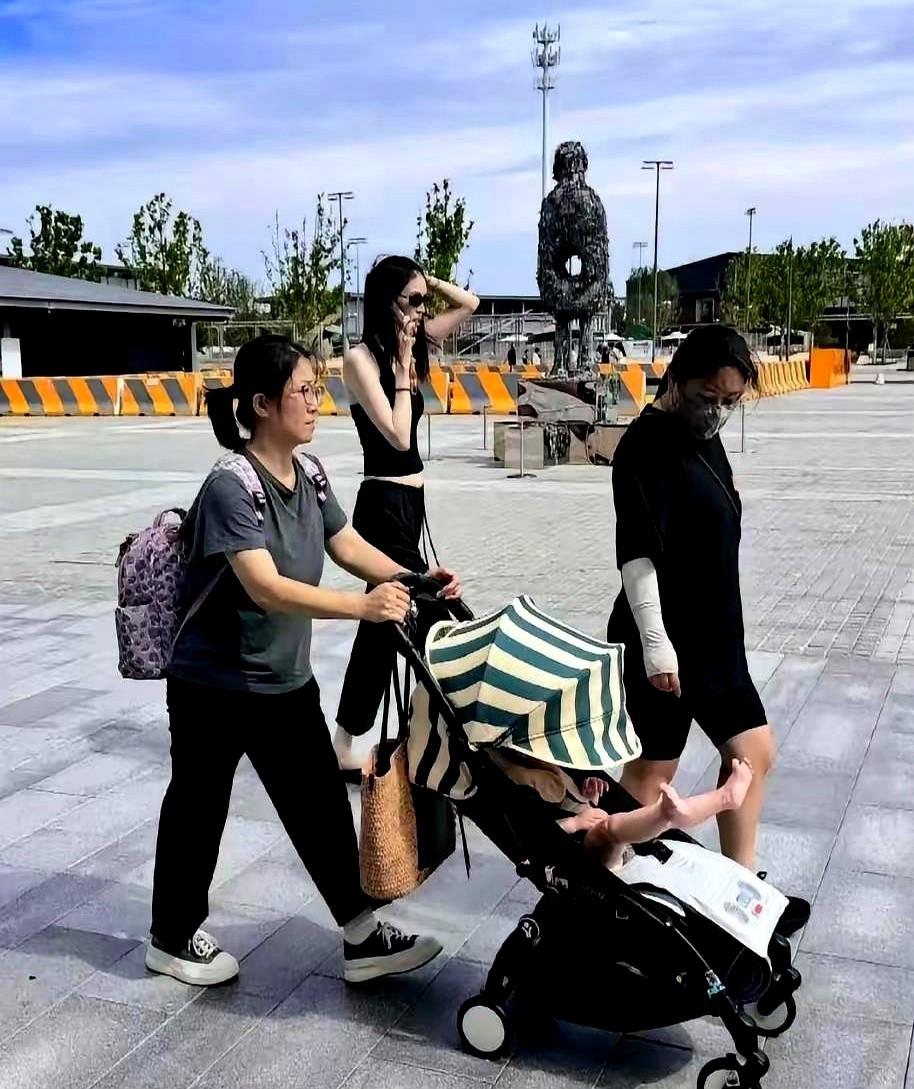 要是换成你

阿那亚海边，超模何穗推着婴儿车，旁边跟着两个保姆，10个月大的儿子