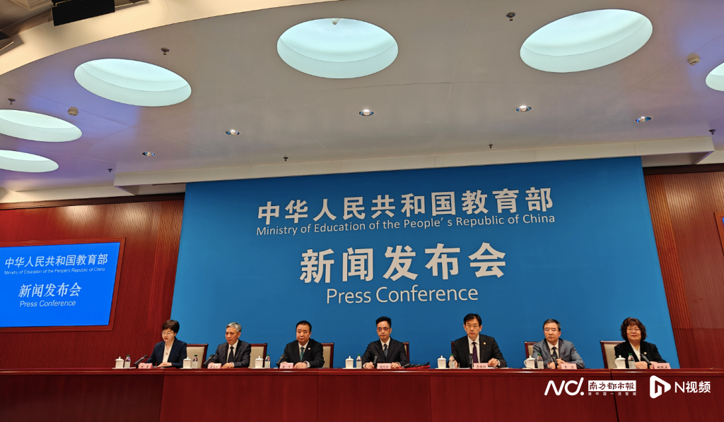 #AI将纳入教师资格考试体系#【教育部：人工智能将纳入师范生培养课程和教师资格考