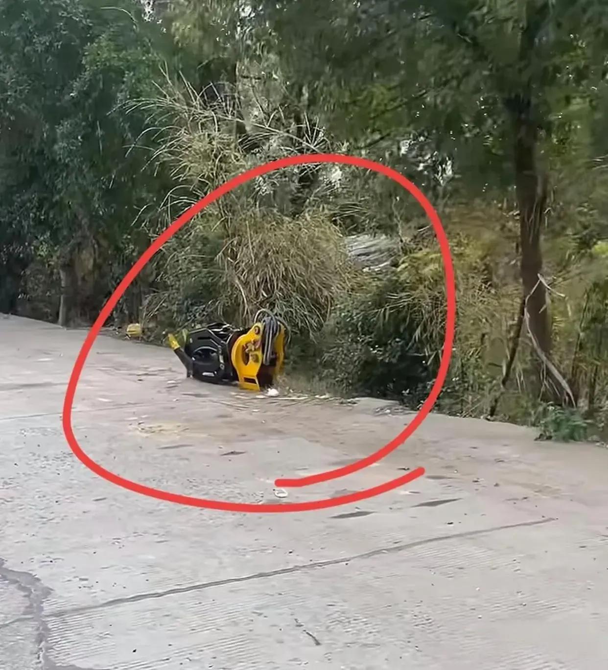 路边看到一个稀奇古怪的物件，琢磨了半天也没看出来到底是个啥？