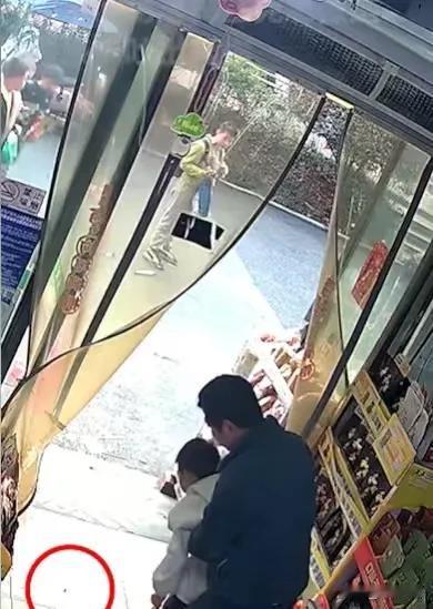 小男孩被糖卡喉上了人民日报！湖南长沙，男孩吃糖，被卡住了，正好他在一家店门口，机
