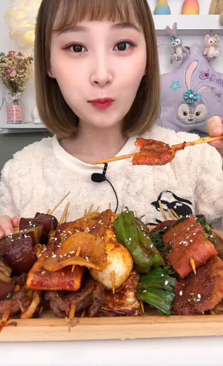 红唇艳色，香气四溢。#奢侈美味# #美食献给美图# #美食的魅力何在# #微风吃