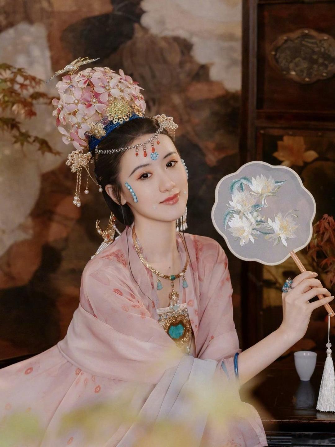 袁冰妍用新账号更新了一组近照，从视频照片中能看状态不错，风波过去了这是要重新开始