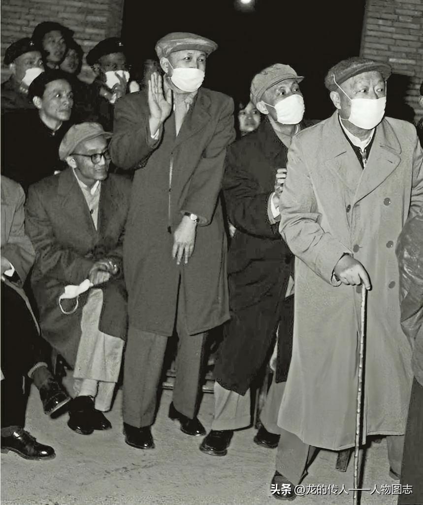 1960年4月18日，钱学森（左二）等陪同聂荣臻来到位于上海江湾机场内的简易试车