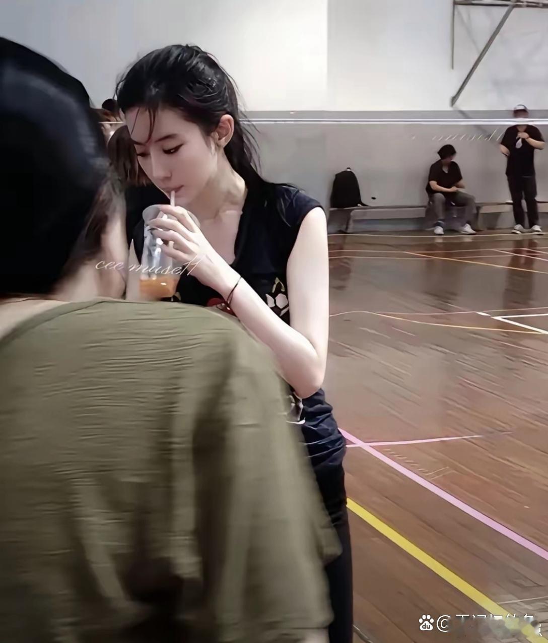刘亦菲自带独一份的清冷仙气，容貌绝美，美得让人找不到合适词句形容。 