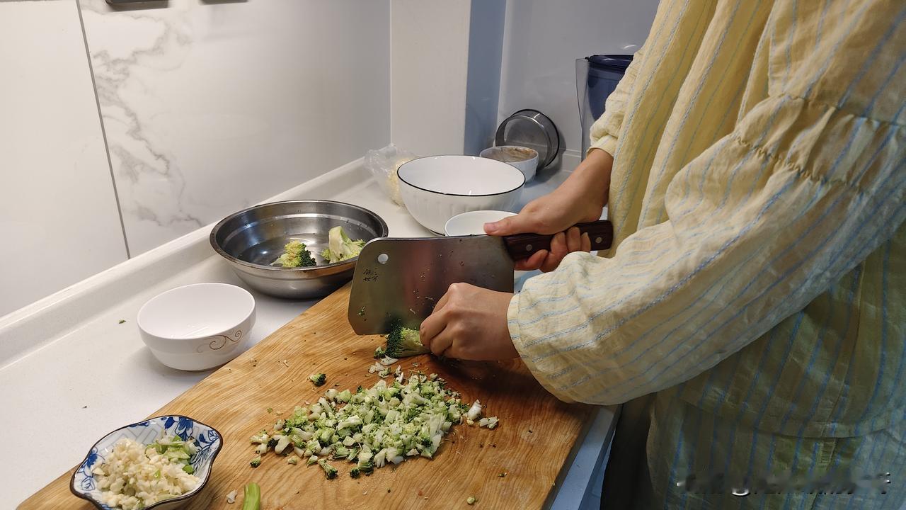 真是不容易呀！
能吃到大学生做的饭。
自从放假之后，
每日中午甚至下午起来的大学