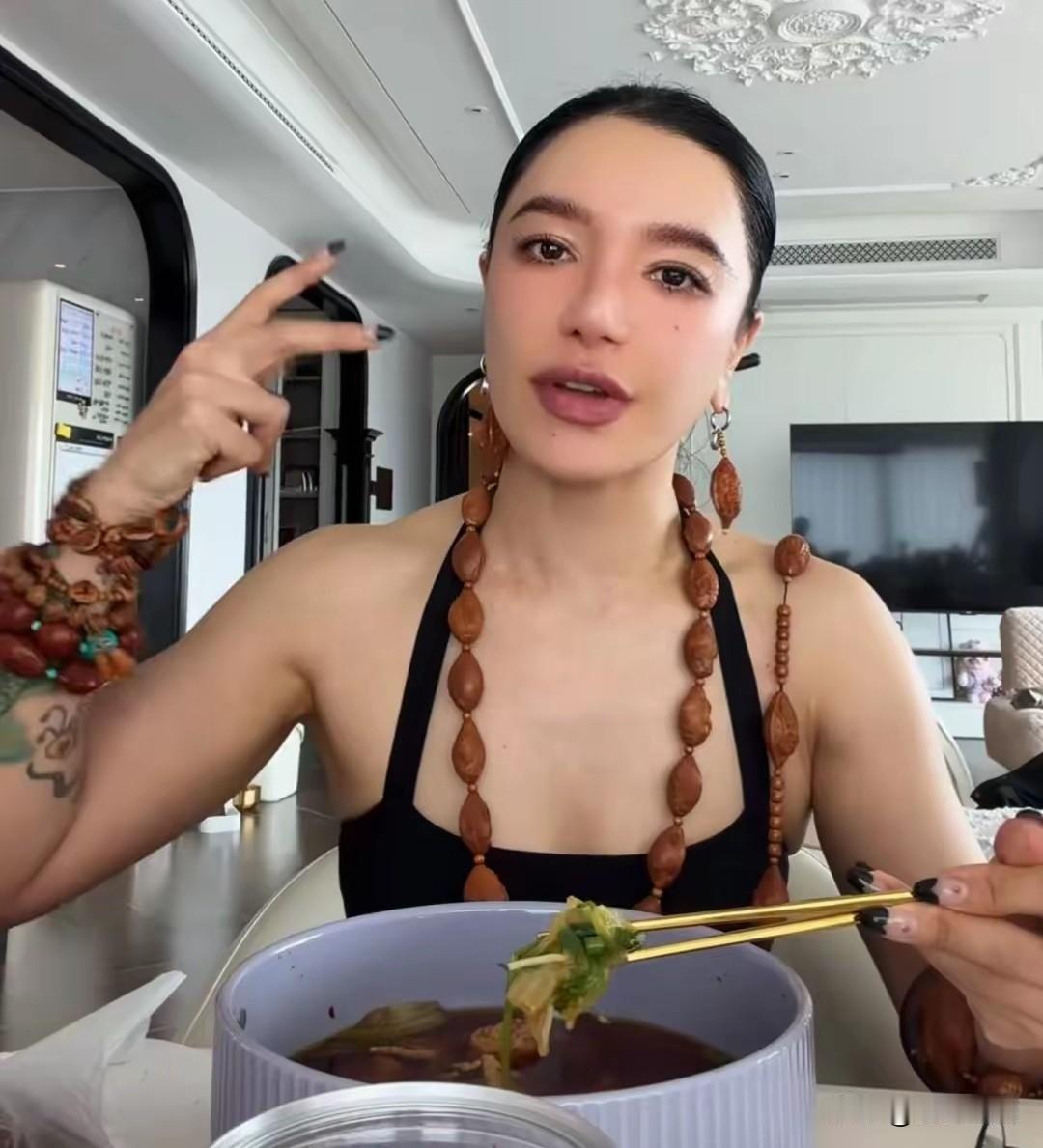 这姐姐是真有钱，平时的时候就带这么多首饰吗？滴里嘟噜的一大堆[捂脸][捂脸]
江