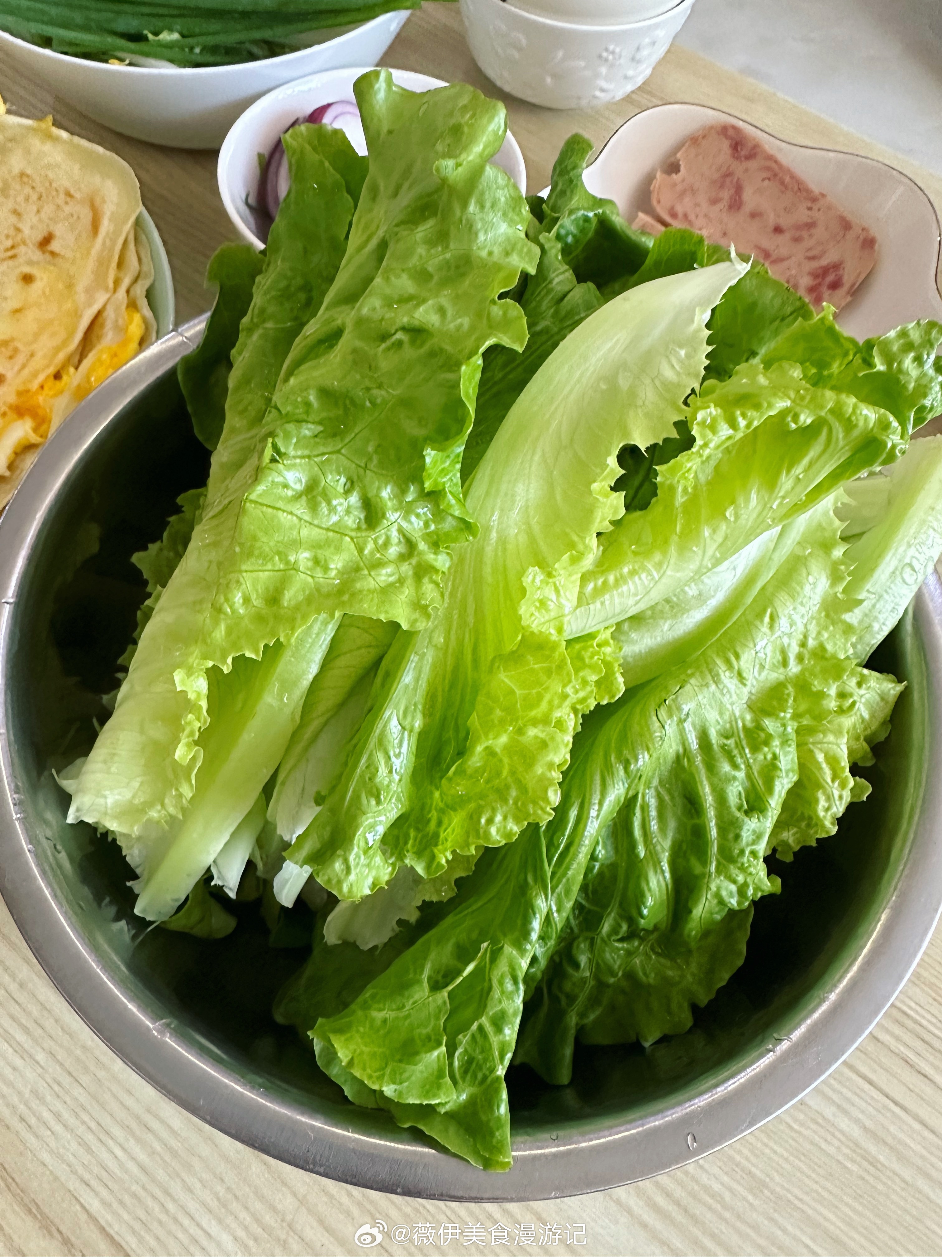 城市味蕾战 鸡蛋灌饼全家福来喽～真是大饼卷一切 午餐肉、黄瓜🥒、生菜🥬、洋葱