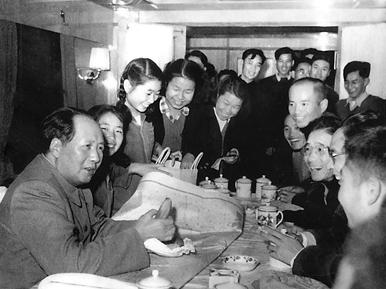 1953年，文九明去北京看望表叔毛主席，一进门主席看见他提的条大熏腊鱼，脸色一变