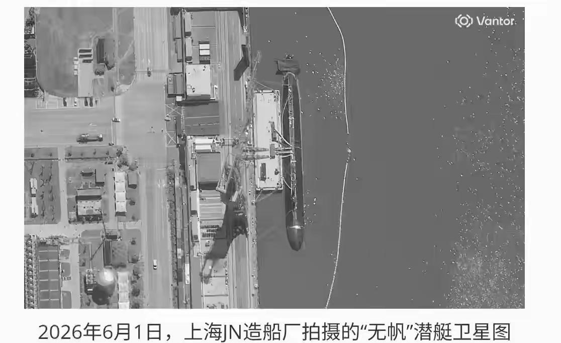 这可是件大事，几天内不同船厂接连下水两艘新型大黑鱼。

最邪门的地方在哪？两艘新