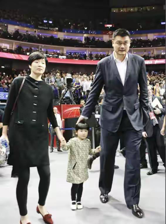 姚明身高2.26米，他老婆至少身高也有1.9米吧