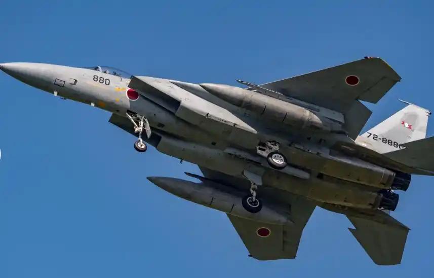 日本民众要被自家航空自卫队逼疯了，本该守护领空的战机，却成了“高空抛物犯”，接二